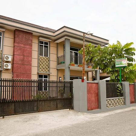 Oyo 1394 Rumaisa Homestay Syariah Пеканбару Екстериор снимка