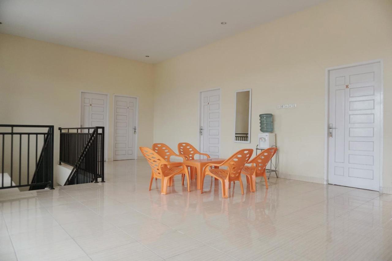 Oyo 1394 Rumaisa Homestay Syariah Пеканбару Екстериор снимка